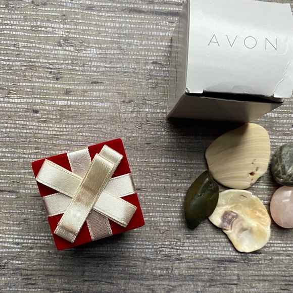 Avon Freshwater Pearl Earrings In Present Gift Box - Picture 6 of 7